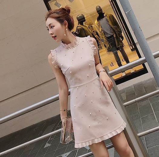 露肩木耳边连衣裙搭配：彰显典雅与俏丽（图）