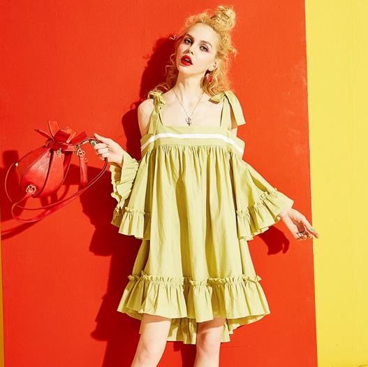 露肩木耳边连衣裙搭配:彰显典雅与俏丽(图) 露肩木耳边连衣裙搭配:彰显典雅与俏丽(图)