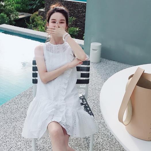 露肩木耳边连衣裙搭配:彰显典雅与俏丽(图) 露肩木耳边连衣裙搭配:彰显典雅与俏丽(图)