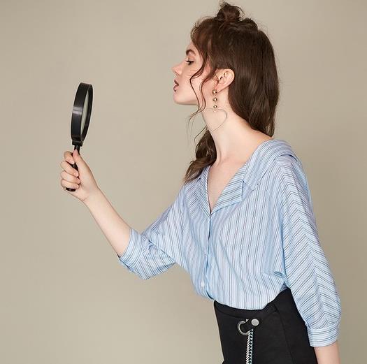 微胖MM穿V领竖条纹衬衫搭配：显瘦有风情（图）