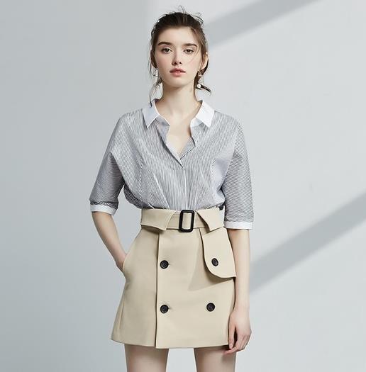 微胖MM穿V领竖条纹衬衫搭配:显瘦有风情(图) 微胖MM穿V领竖条纹衬衫搭配:显瘦有风情(图)