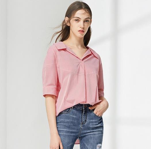 微胖MM穿V领竖条纹衬衫搭配:显瘦有风情(图) 微胖MM穿V领竖条纹衬衫搭配:显瘦有风情(图)