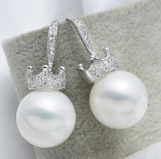 天然母贝珍珠耳环搭配：高贵优雅珍珠耳环分享