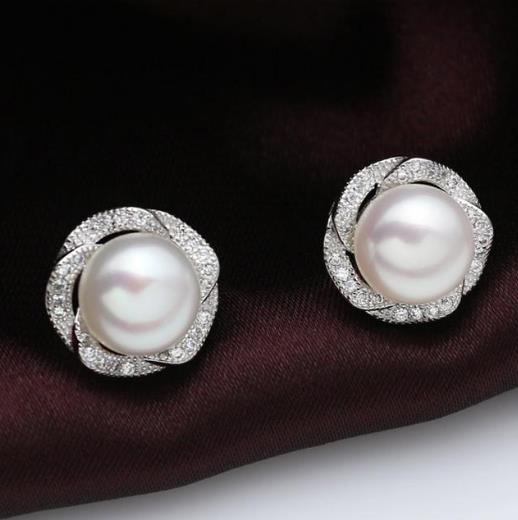 天然母贝珍珠耳环搭配：高贵优雅珍珠耳环分享