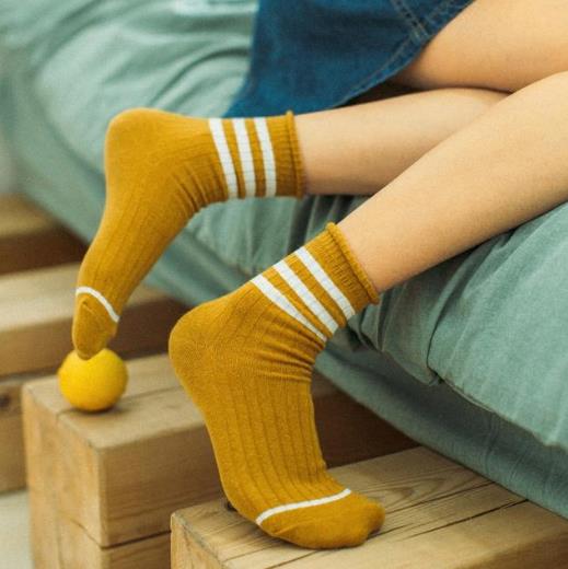 帆布鞋搭配镂空渔网堆堆袜:打造夏日时尚文艺风 帆布鞋搭配镂空渔网堆堆袜:打造夏日时尚文艺风