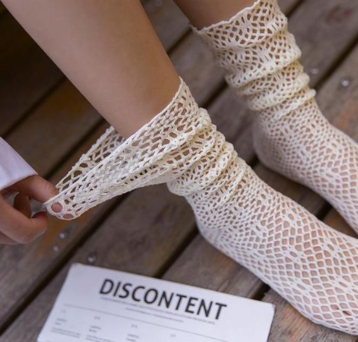 帆布鞋搭配镂空渔网堆堆袜：打造夏日时尚文艺风
