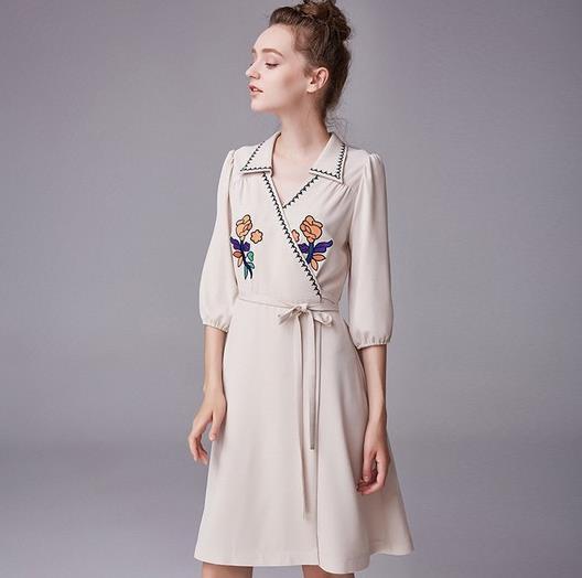 高跟鞋搭配刺绣收腰连衣裙：充满知性优雅韵味