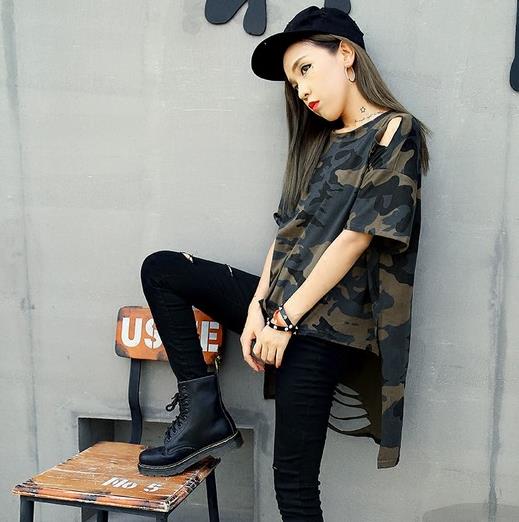 短裙搭配一字领裸肩T恤：高端大气不失瑰丽（图）