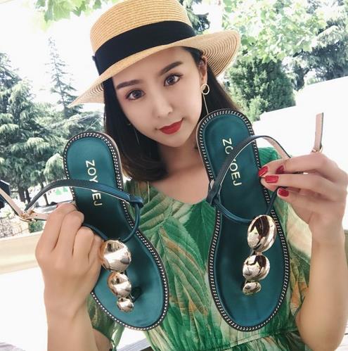 长裙搭配复古平底凉鞋:优雅有气质凉鞋推荐 长裙搭配复古平底凉鞋:优雅有气质凉鞋推荐