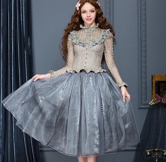 百褶半身裙怎么搭配上衣：半身裙彰显优雅文艺范儿