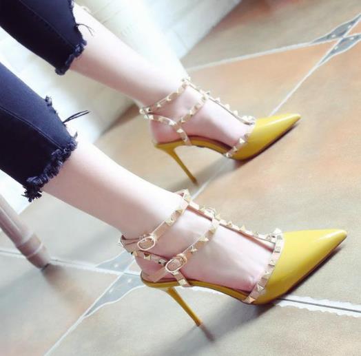 牛仔裤搭配韩版一字扣凉鞋：5款穿出优雅复古风