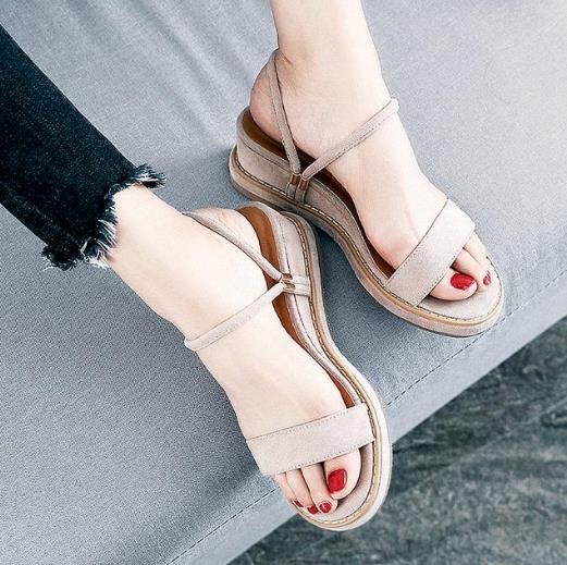 牛仔裤搭配韩版一字扣凉鞋：5款穿出优雅复古风