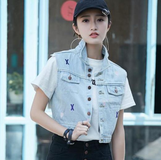 T恤搭配无袖马夹背心：马甲背心打造秋季新风尚