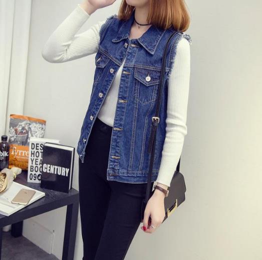 T恤搭配无袖马夹背心：马甲背心打造秋季新风尚