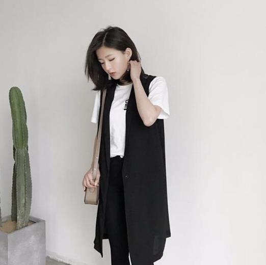 T恤搭配无袖马夹背心：马甲背心打造秋季新风尚