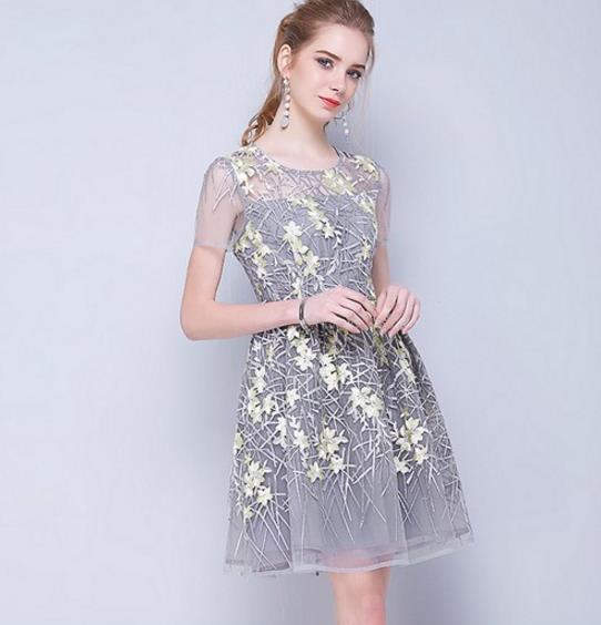 高跟凉鞋搭配圆领网纱连衣裙:打造夏日优雅气质 高跟凉鞋搭配圆领网纱连衣裙:打造夏日优雅气质