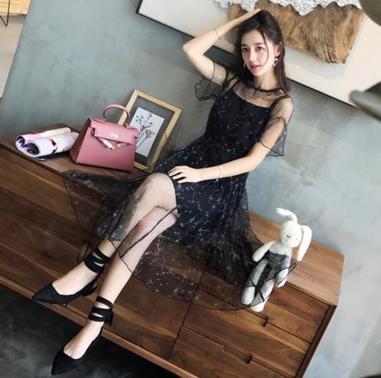 高跟凉鞋搭配圆领网纱连衣裙:打造夏日优雅气质 高跟凉鞋搭配圆领网纱连衣裙:打造夏日优雅气质