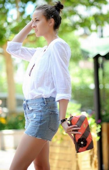 蝴蝶结丝绒手拿包搭配：6款搭出优雅甜美范儿（图）