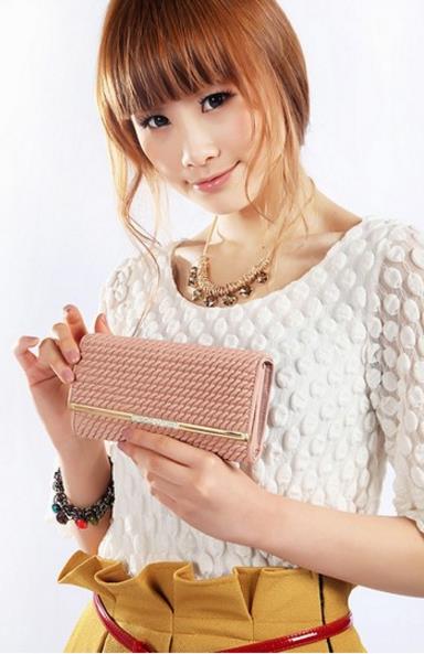 蝴蝶结丝绒手拿包搭配：6款搭出优雅甜美范儿（图）