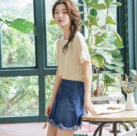 T恤搭配牛仔毛边短裤:打造夏日青春活力(图) T恤搭配牛仔毛边短裤:打造夏日青春活力(图)