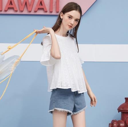 T恤搭配牛仔毛边短裤:打造夏日青春活力(图) T恤搭配牛仔毛边短裤:打造夏日青春活力(图)