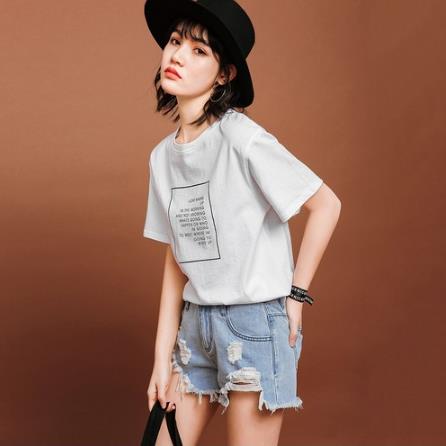 T恤搭配牛仔毛边短裤：打造夏日青春活力（图）