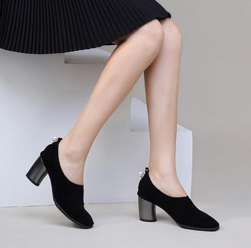 连衣裙搭配细高跟水晶鞋:打造大方端庄欧美风 连衣裙搭配细高跟水晶鞋:打造大方端庄欧美风