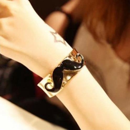 千足银狐狸手镯搭配:手镯腕间最闪耀的风景 千足银狐狸手镯搭配:手镯腕间最闪耀的风景