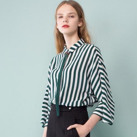 雪纺衫搭配刺绣半身裙：穿出职场时尚范儿