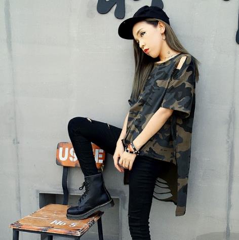 短裙搭配亮片刺绣T恤：打造夏日小清新（图）