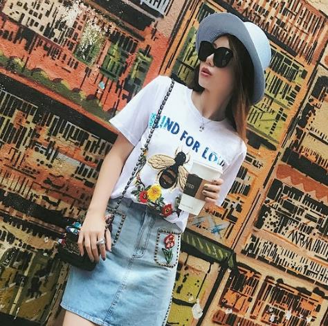 短裙搭配亮片刺绣T恤：打造夏日小清新（图）