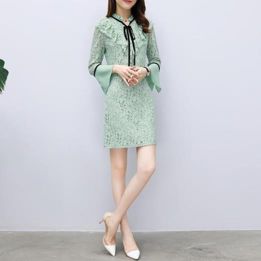 高跟凉鞋搭配蕾丝衬衫连衣裙：尽显性感神秘的feel