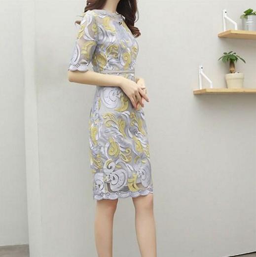 高跟凉鞋搭配蕾丝衬衫连衣裙：尽显性感神秘的feel