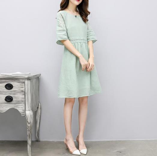 高跟凉鞋搭配蕾丝衬衫连衣裙：尽显性感神秘的feel