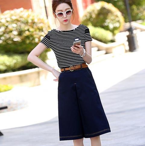 印花裙搭配荷叶袖立领雪纺衫：打造青春时髦风