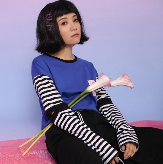 短裙搭配花边圆领雪纺衫：6款穿出高贵典雅气质