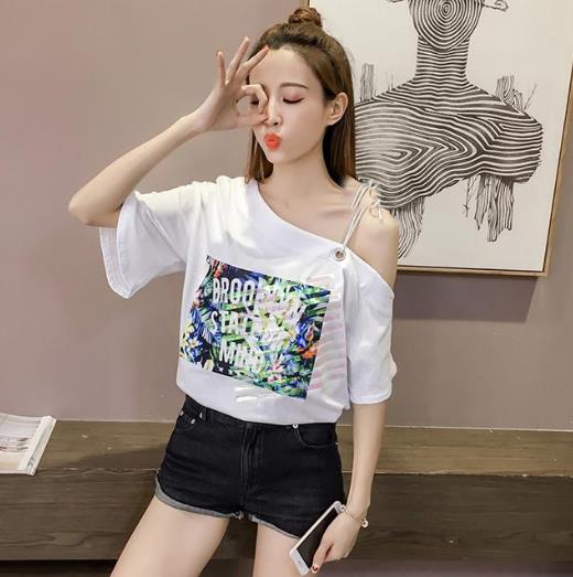 短裤搭配露肩短袖T恤:5款搭出时髦文艺范儿 短裤搭配露肩短袖T恤:5款搭出时髦文艺范儿