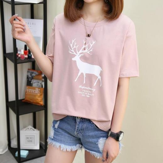 短裤搭配露肩短袖T恤:5款搭出时髦文艺范儿 短裤搭配露肩短袖T恤:5款搭出时髦文艺范儿