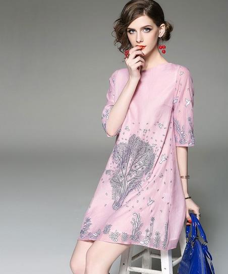 手拿包搭配菱格子镂空套装：彰显女性知性优雅范