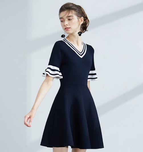 条纹针织连衣裙搭配什么外套:打造秋日潮流范(图) 条纹针织连衣裙搭配什么外套:打造秋日潮流范(图)