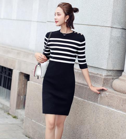 条纹针织连衣裙搭配什么外套：打造秋日潮流范（图）