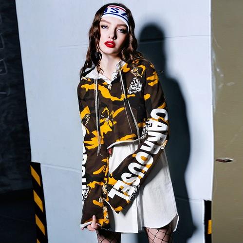 网纱裙搭配拉链翻领夹克外套:个性酷炫外套推荐(图) 网纱裙搭配拉链翻领夹克外套:个性酷炫外套推荐(图)