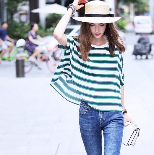 牛仔裤搭配圆领条纹蝙蝠衫:青春随意少女风 牛仔裤搭配圆领条纹蝙蝠衫:青春随意少女风