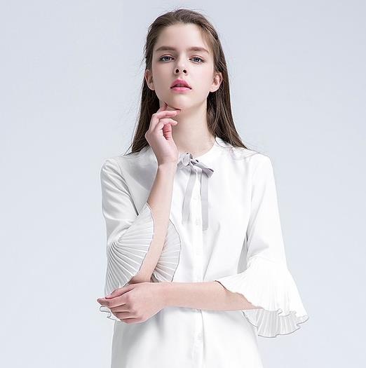 牛仔裤搭配圆领条纹蝙蝠衫:青春随意少女风 牛仔裤搭配圆领条纹蝙蝠衫:青春随意少女风