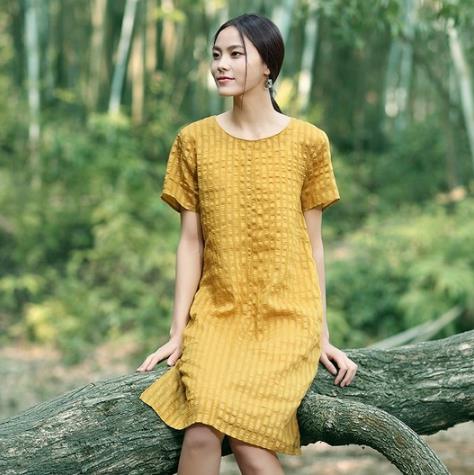 牛仔短裙搭配喇叭袖雪纺衫：6种穿搭让你貌美如花