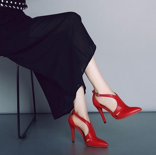 浅口细高跟单鞋搭配:6款单鞋轻松打造大长腿(图) 浅口细高跟单鞋搭配:6款单鞋轻松打造大长腿(图)