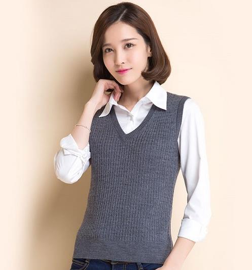 5款彰显运动风的纯色V领套头针织衫搭配推荐（图）