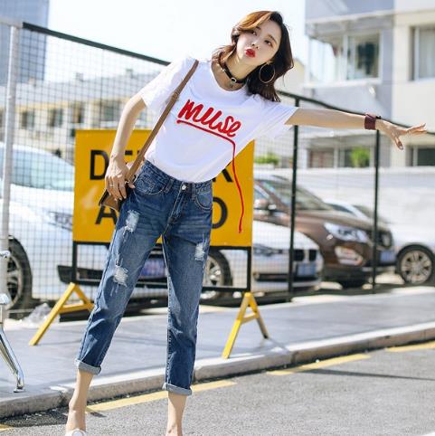 秋季新款开叉九分小脚裤搭配：简约不失俏皮（图）