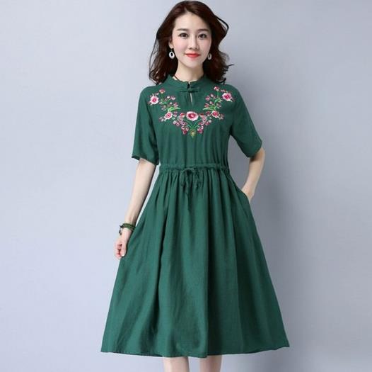 雪纺衫搭配刺绣高腰半身裙：打造职场的时尚单品