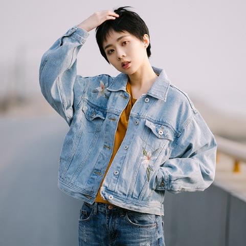 拼接牛仔短外套怎么搭配才能彰显青春个性(图) 拼接牛仔短外套怎么搭配才能彰显青春个性(图)